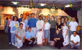 photo of
class nenbers visiting a Hindu temple